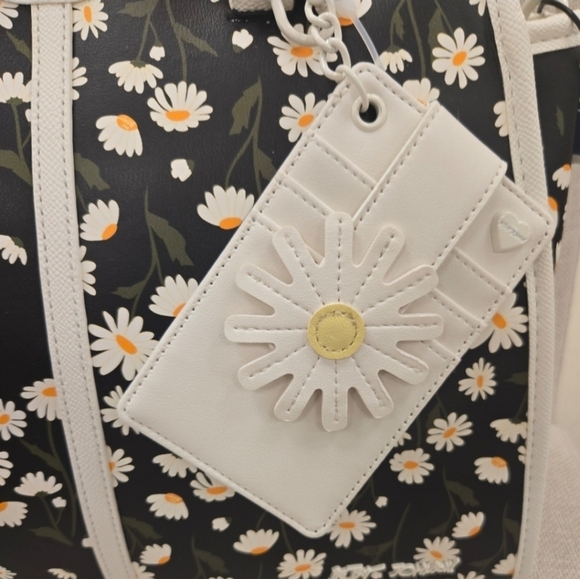 🔹️ Betsey Johnson🔹️ XOLINDIE Daisy Print White and Black multi Tote Bag ✨️🖤 - Picture 4 of 4